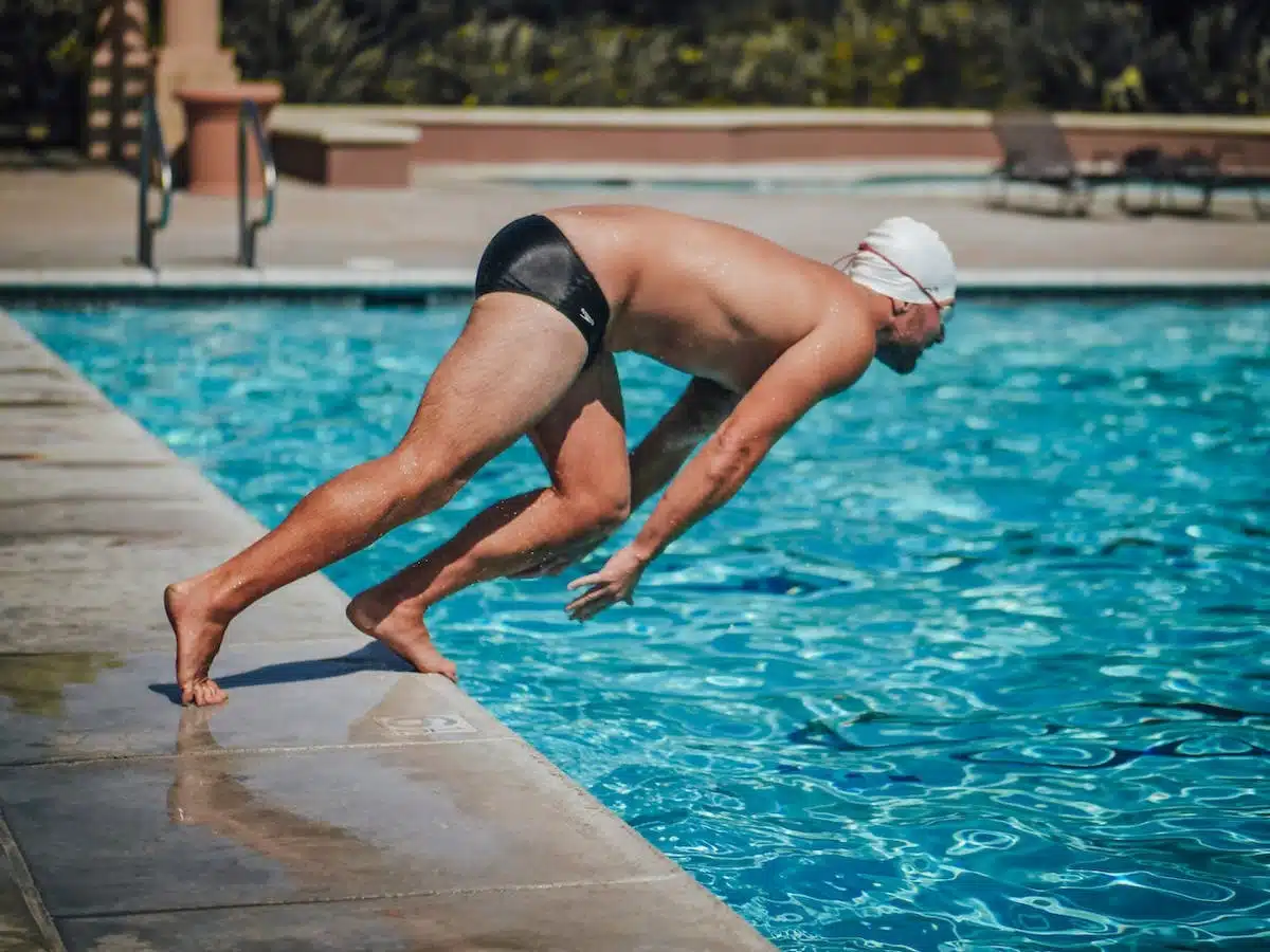 Les règles vestimentaires dans les piscines : pourquoi les shorts de bain sont-ils souvent proscrits ?